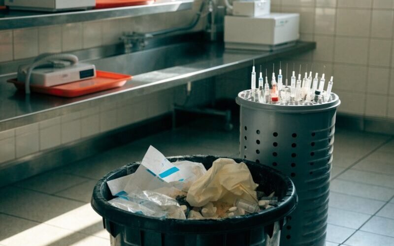 Imagem de descarte de resíduos da saúde em laboratório farmacêutico